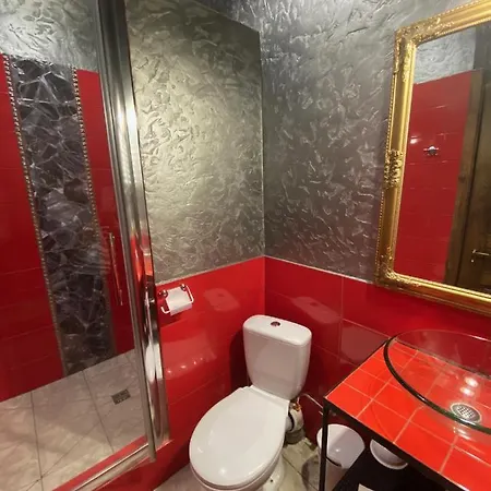 в центрі на вулиці лесі українка 19 *